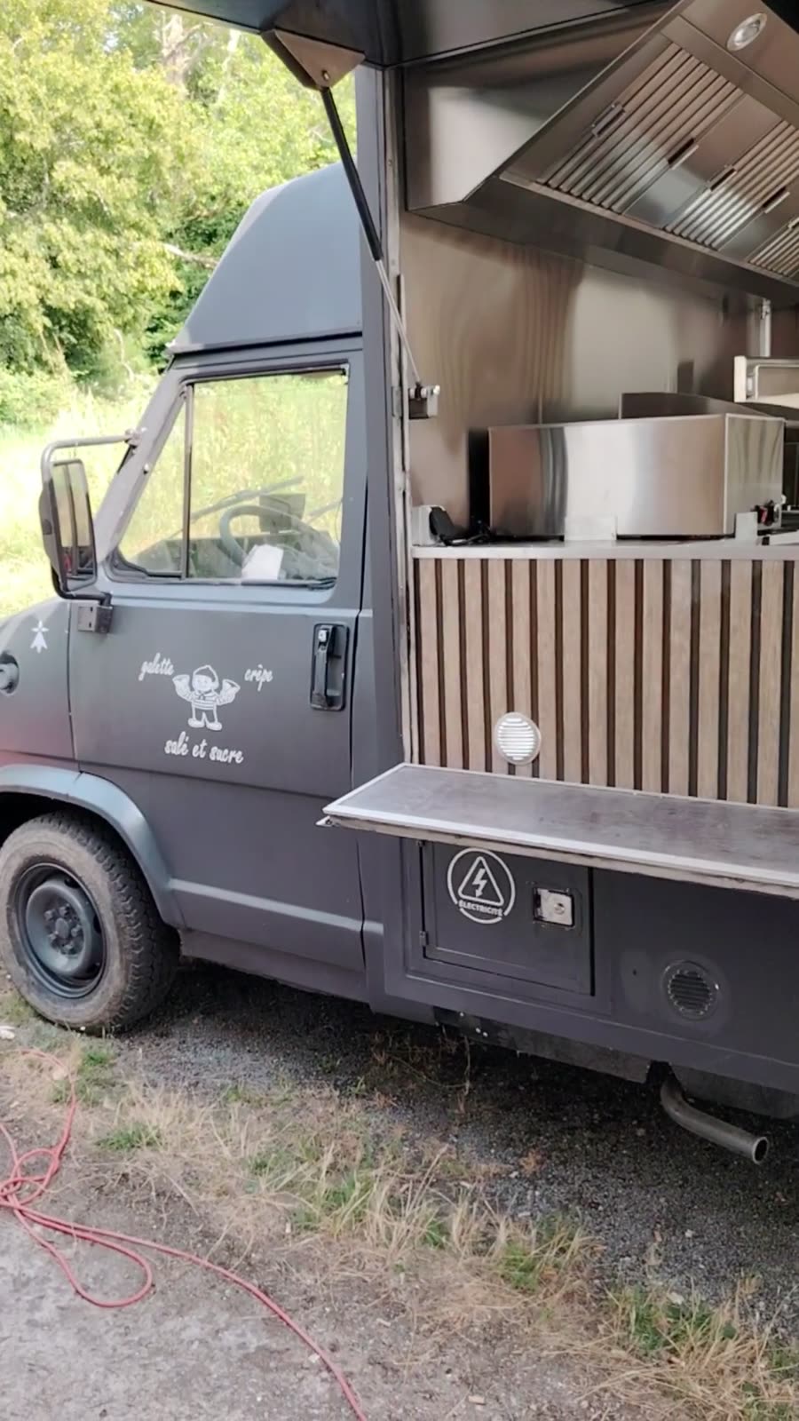 Le food truck La Crêpe à Nono, volet de service ouvert