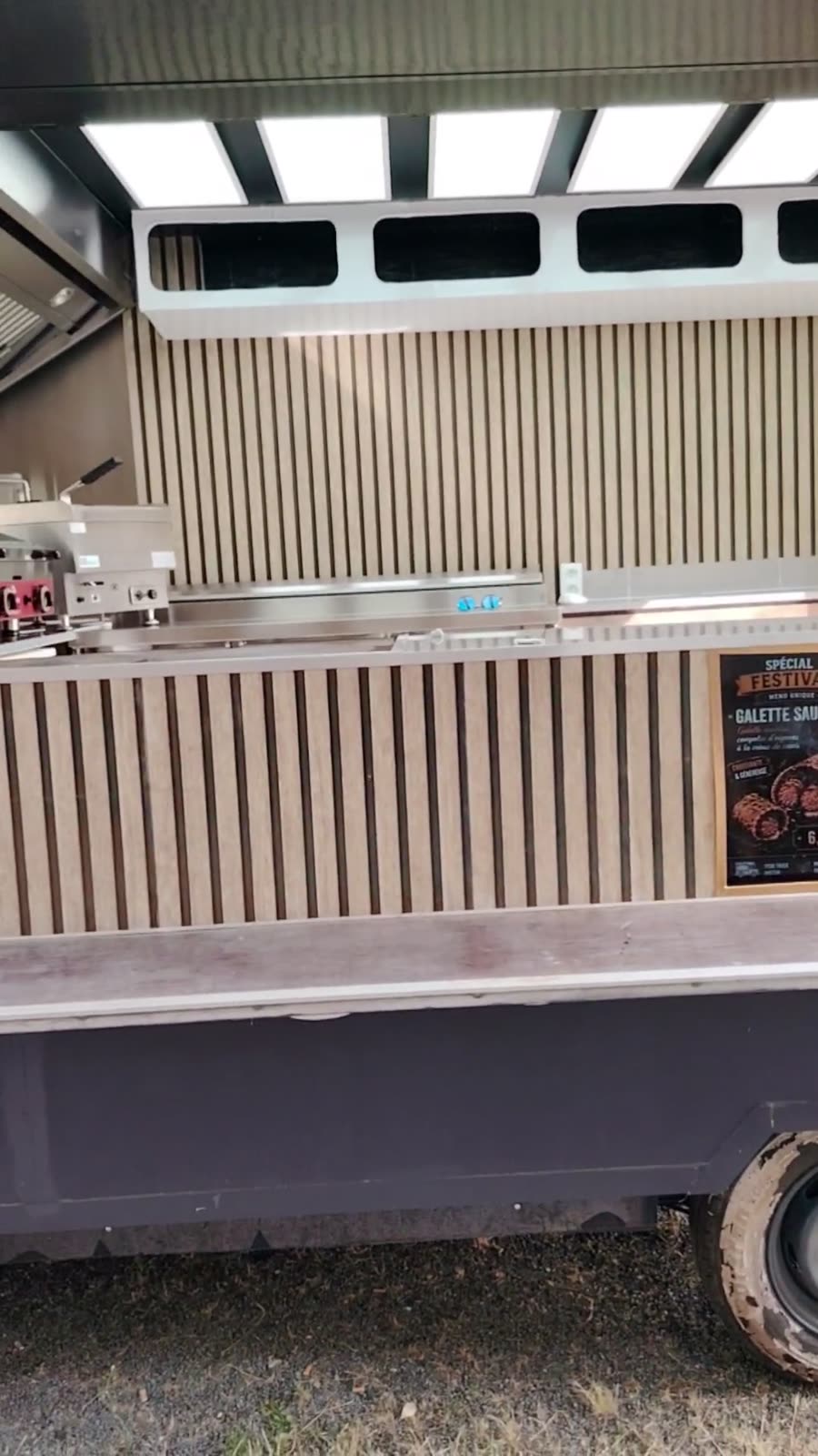 La cuisine du camion La Crêpe à Nono : billigs et plan de travail inox